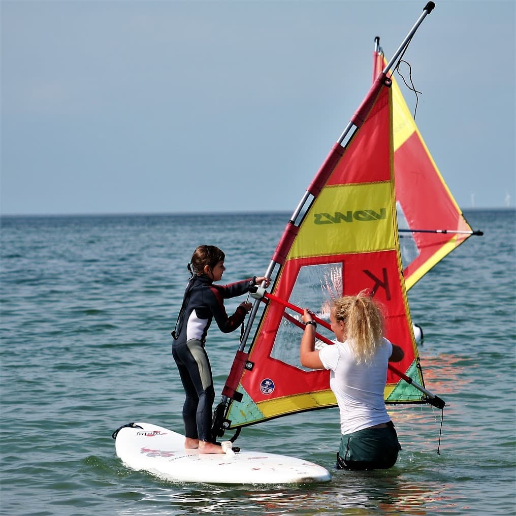 Surf-Schüler übt Windsurfen in Zingst