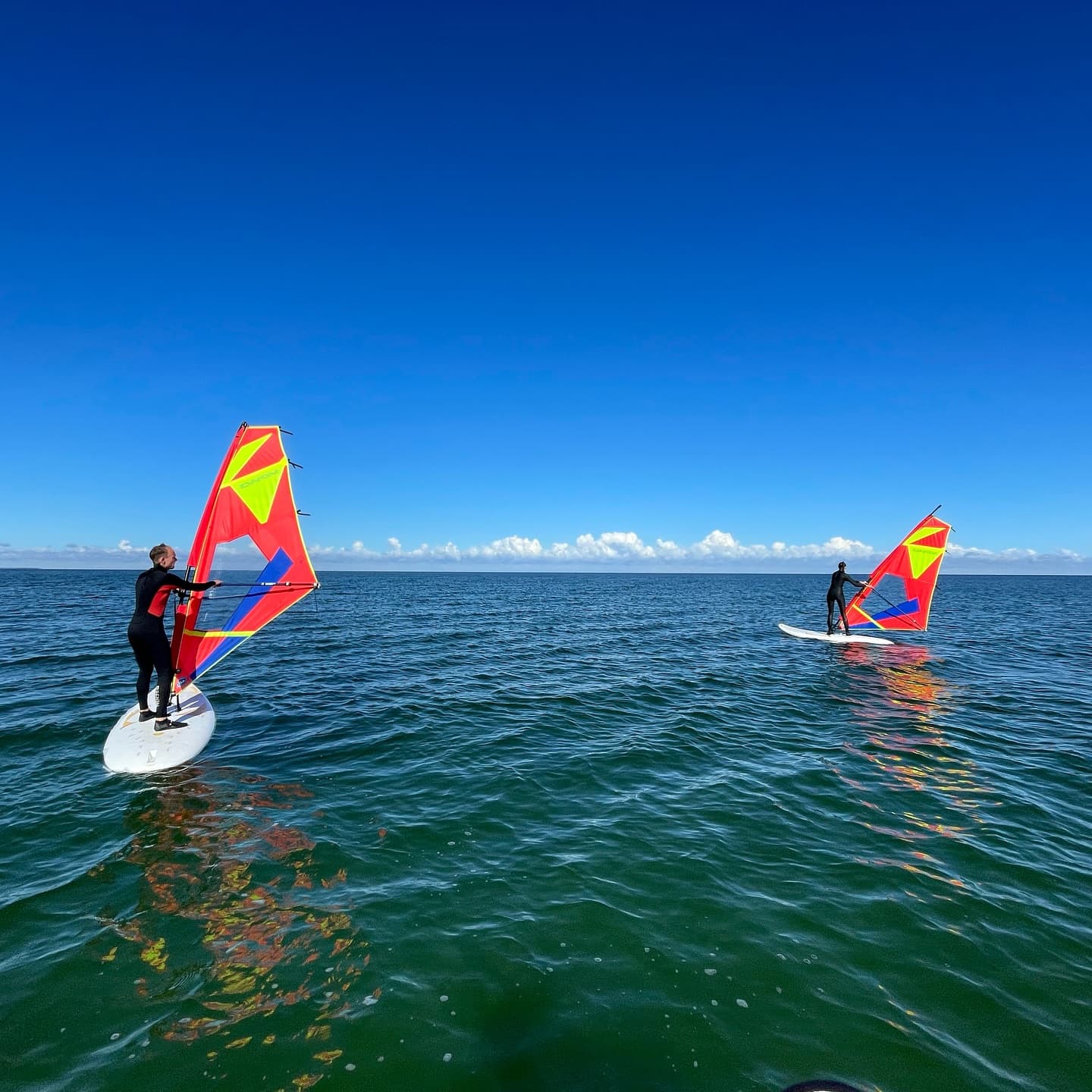 Begeisterte Surfschüler am Feierabend