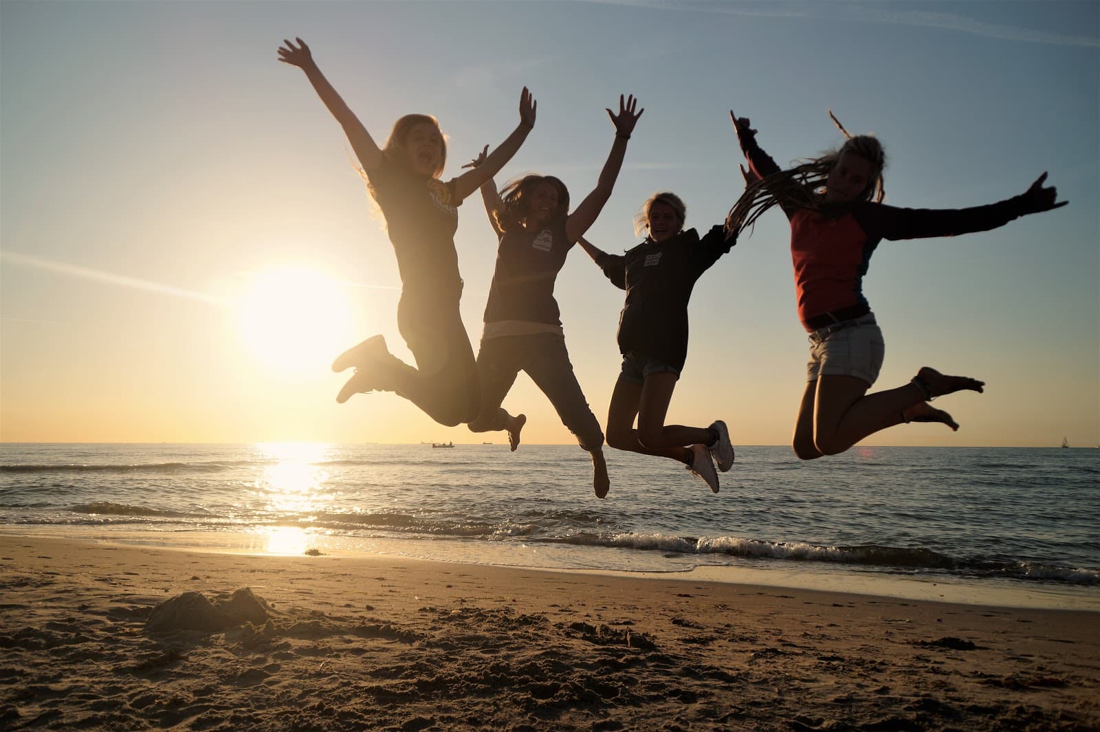 Begeisterte Surfschüler am Strand nach dem Kurs